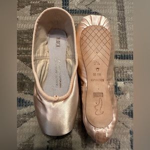 ‘Aspiration’ pointe shoes by Bloch  2.5 C